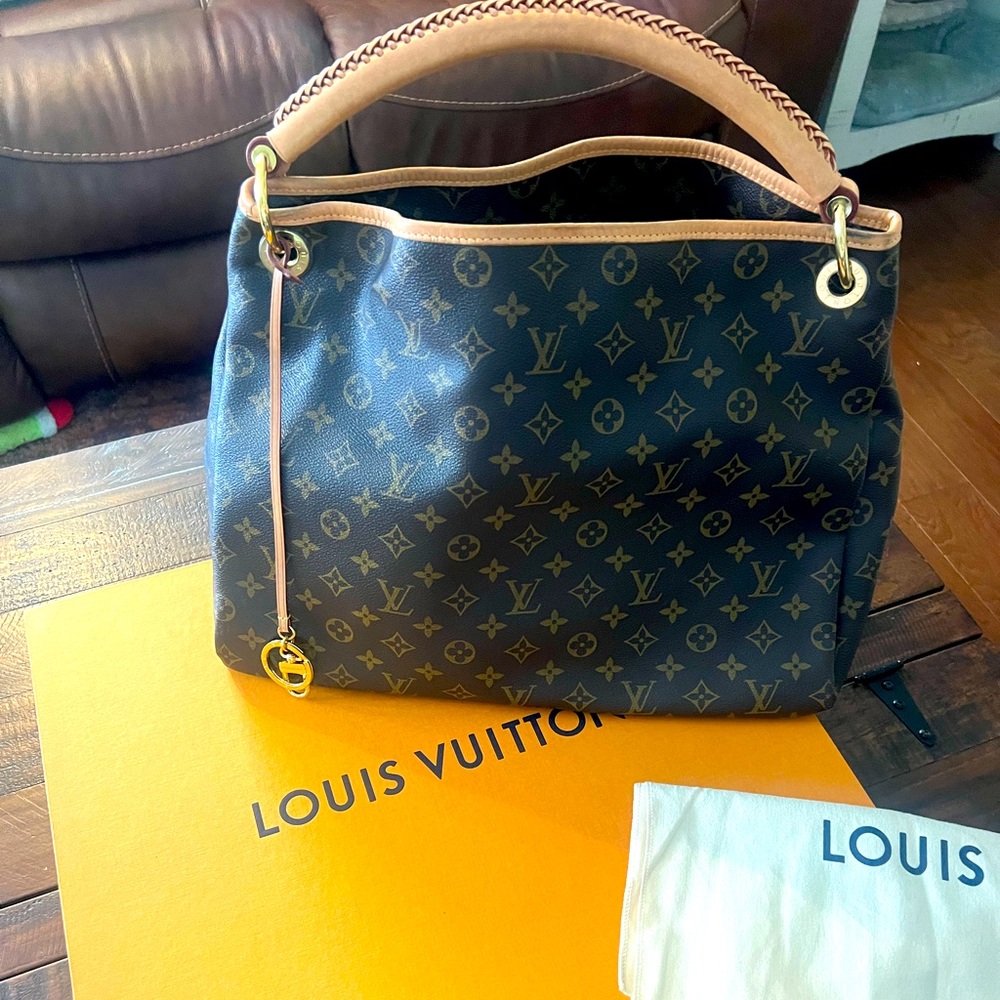 AUTHENTIC!! Louis Vuitton Artsy MM Bag